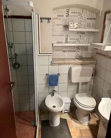 לינה וארוחת בוקר Al Teatro 2*